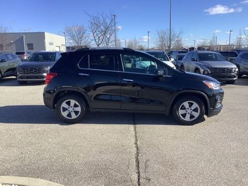 Used 2020 Chevrolet Trax LT w/ LT Convenience Package image 4
