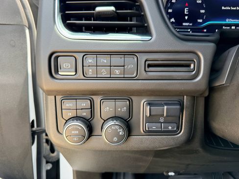 Used 2022 Chevrolet Tahoe Z71 w/ Z71 Off-Road Package AWD/4WD image 16