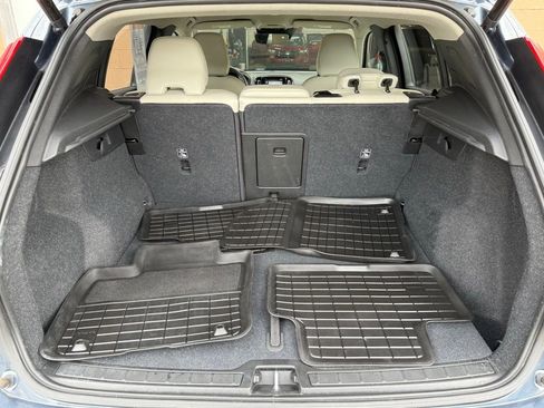 Used 2021 Volvo XC40 T5 Momentum w/ Premium Package image 17