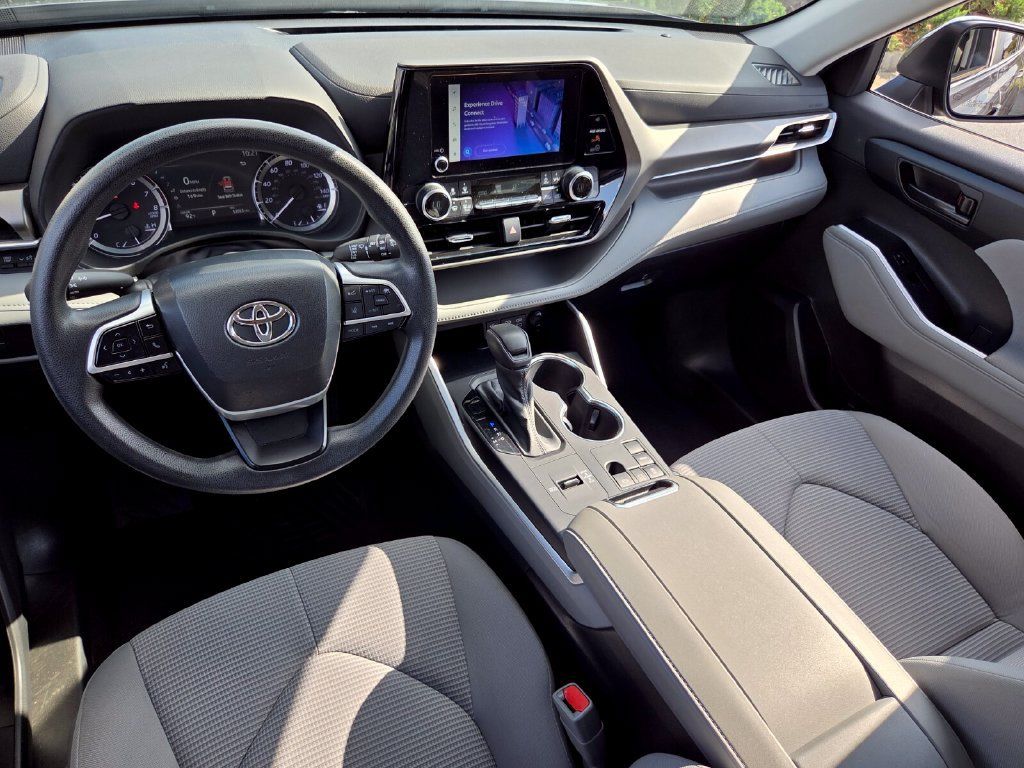 Used 2023 Toyota Highlander L FWD image 8