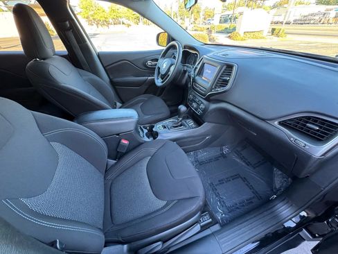 Used 2020 Jeep Cherokee Latitude FWD image 12