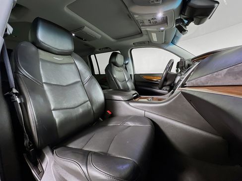 Used 2019 Cadillac Escalade ESV Luxury AWD/4WD image 27