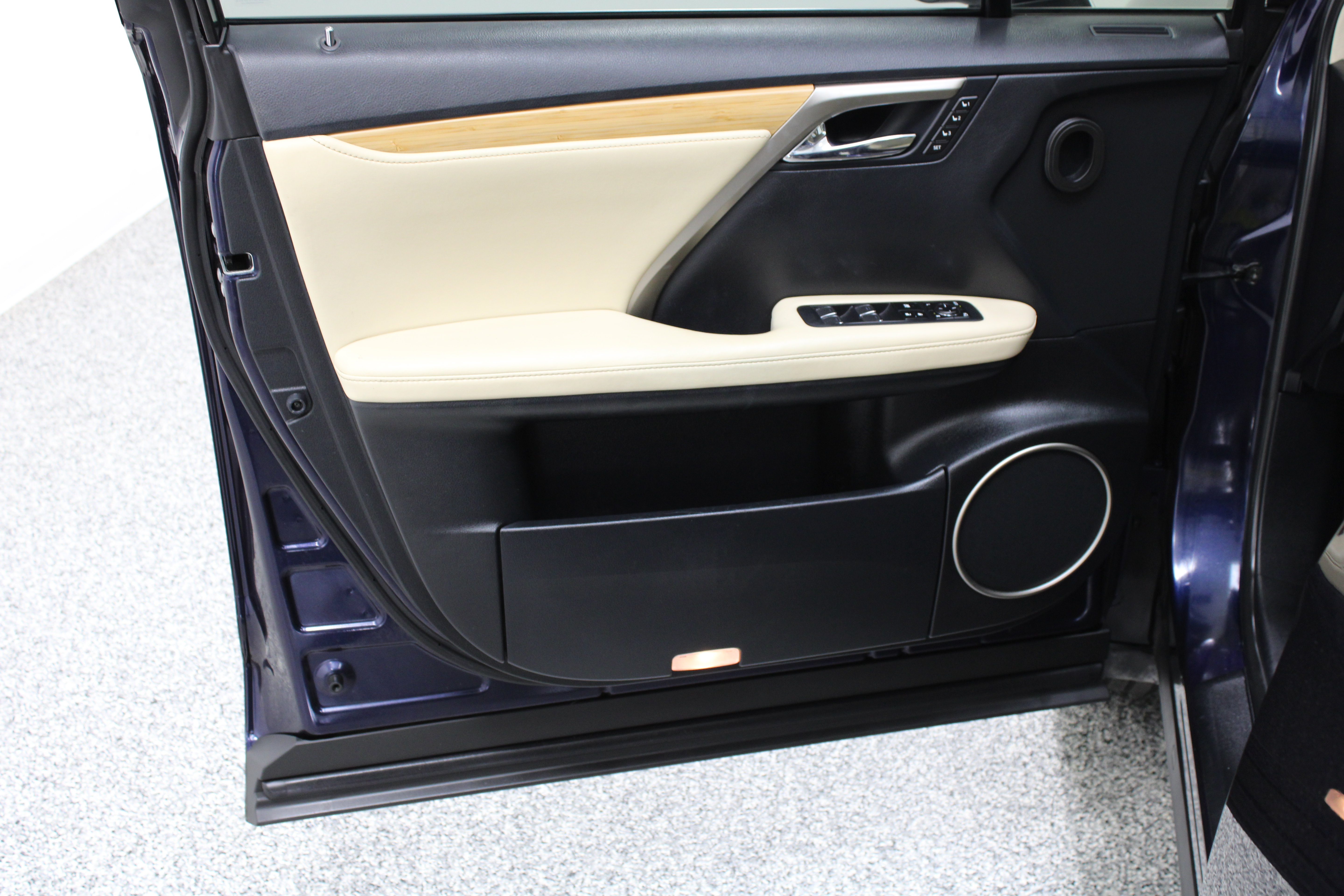 Used 2022 Lexus RX 350L FWD w/ Premium Package image 12