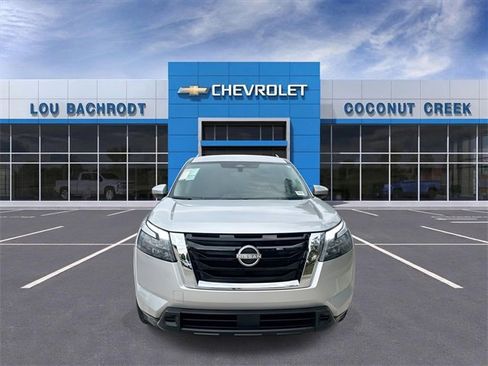 Used 2025 Nissan Pathfinder SV image 3