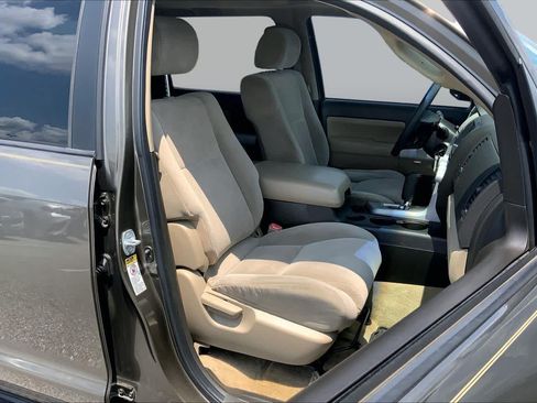 Used 2008 Toyota Sequoia SR5 w/ Moonroof & Roof Rack Pkg AWD/4WD image 8