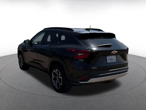 Used 2025 Chevrolet Trax LT w/ LT Convenience Package FWD image 9