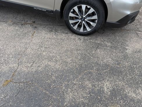 Used 2016 Subaru Outback 2.5i Limited AWD/4WD image 4