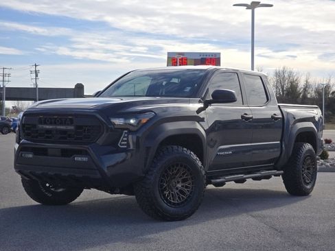 Used 2025 Toyota Tacoma TRD Off-Road image 2