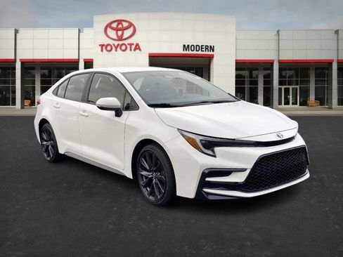 Used 2024 Toyota Corolla SE image 3