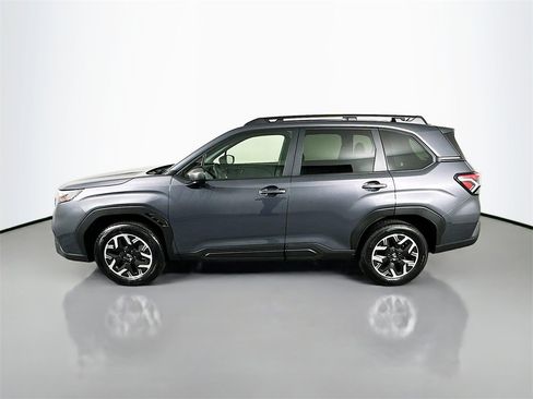 Used 2025 Subaru Forester Premium image 6