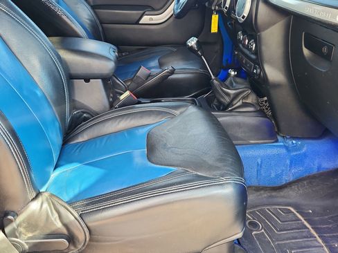 Used 2016 Jeep Wrangler Sahara w/ Connectivity Group image 13