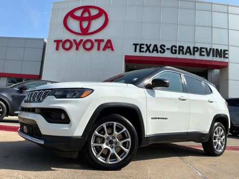 Used 2025 Jeep Compass Limited AWD/4WD image 2