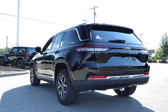 New 2027 Jeep Grand Cherokee Laredo X RWD image 8