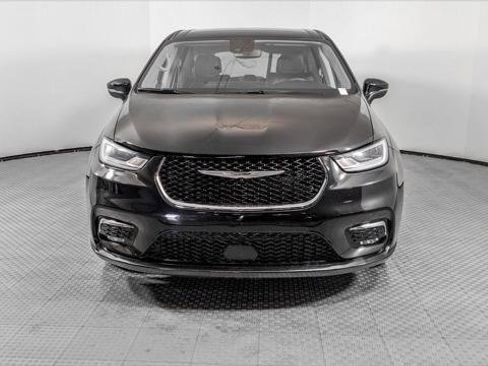 Used 2023 Chrysler Pacifica Touring-L image 12