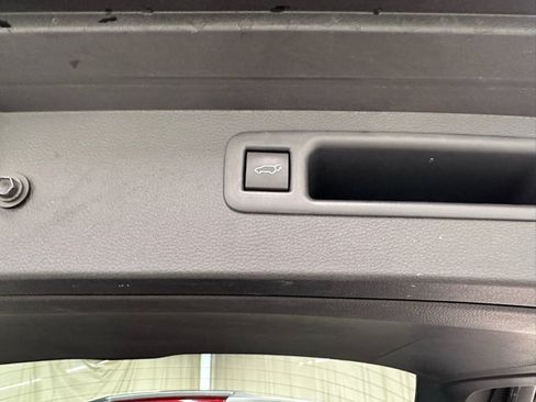 Used 2023 Toyota Highlander XLE AWD/4WD image 9