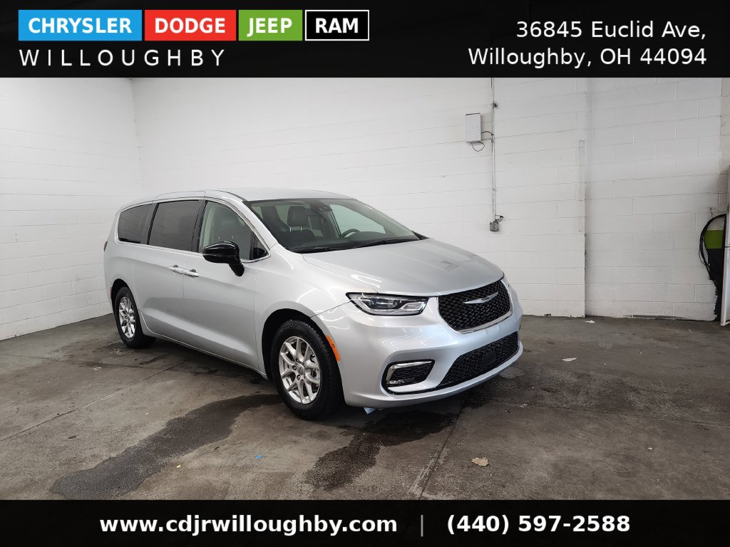 Used 2024 Chrysler Pacifica Touring-L FWD image 3