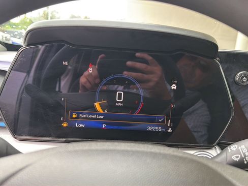 Used 2025 Chevrolet Trax LT FWD image 22