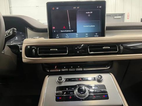 Used 2024 Lincoln Aviator AWD w/ Premium Package image 17