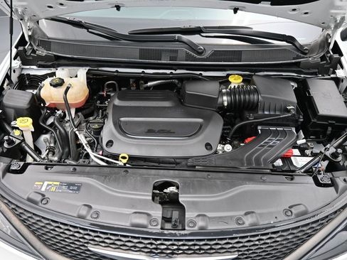 Used 2022 Chrysler Voyager LX image 11