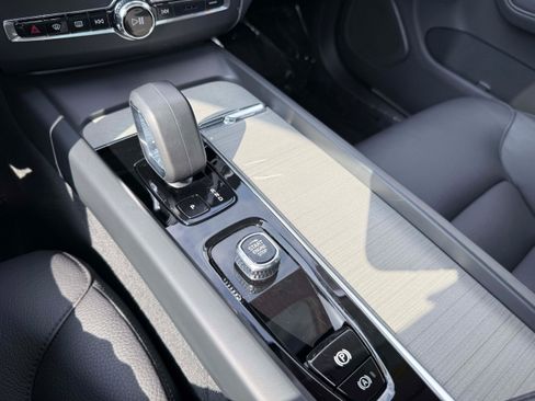 Certified 2025 Volvo XC60 B5 Plus AWD/4WD image 27