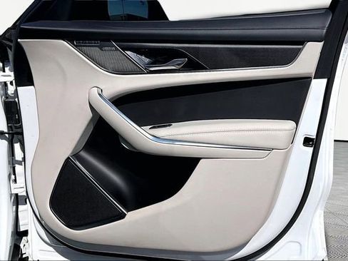 Used 2022 Jaguar F-PACE SVR image 19