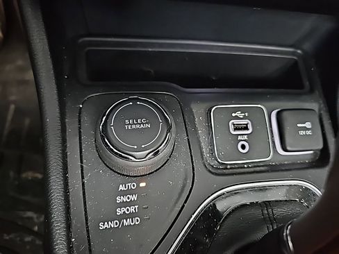 Used 2020 Jeep Cherokee Limited w/ Luxury Group image 13