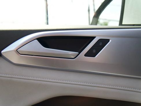 Used 2025 Volkswagen Taos SE w/ Panoramic Sunroof Package FWD image 15