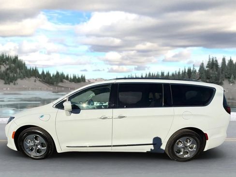 Used 2018 Chrysler Pacifica Touring-L image 6