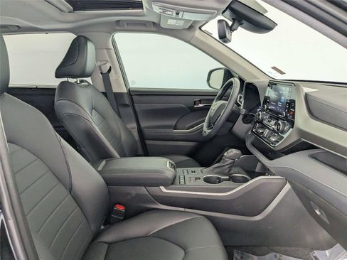 Used 2021 Toyota Highlander XLE image 33
