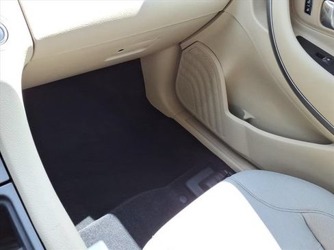 Used 2018 Ford Taurus SE FWD image 28