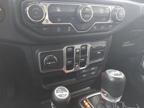 Used 2018 Jeep Wrangler Unlimited Sahara image 14