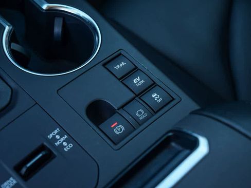 Used 2023 Toyota Highlander XLE image 22