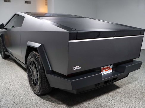 Used 2024 Tesla Cybertruck AWD Crew Cab image 9