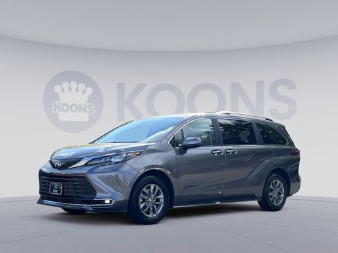 Used 2024 Toyota Sienna XLE FWD image 1