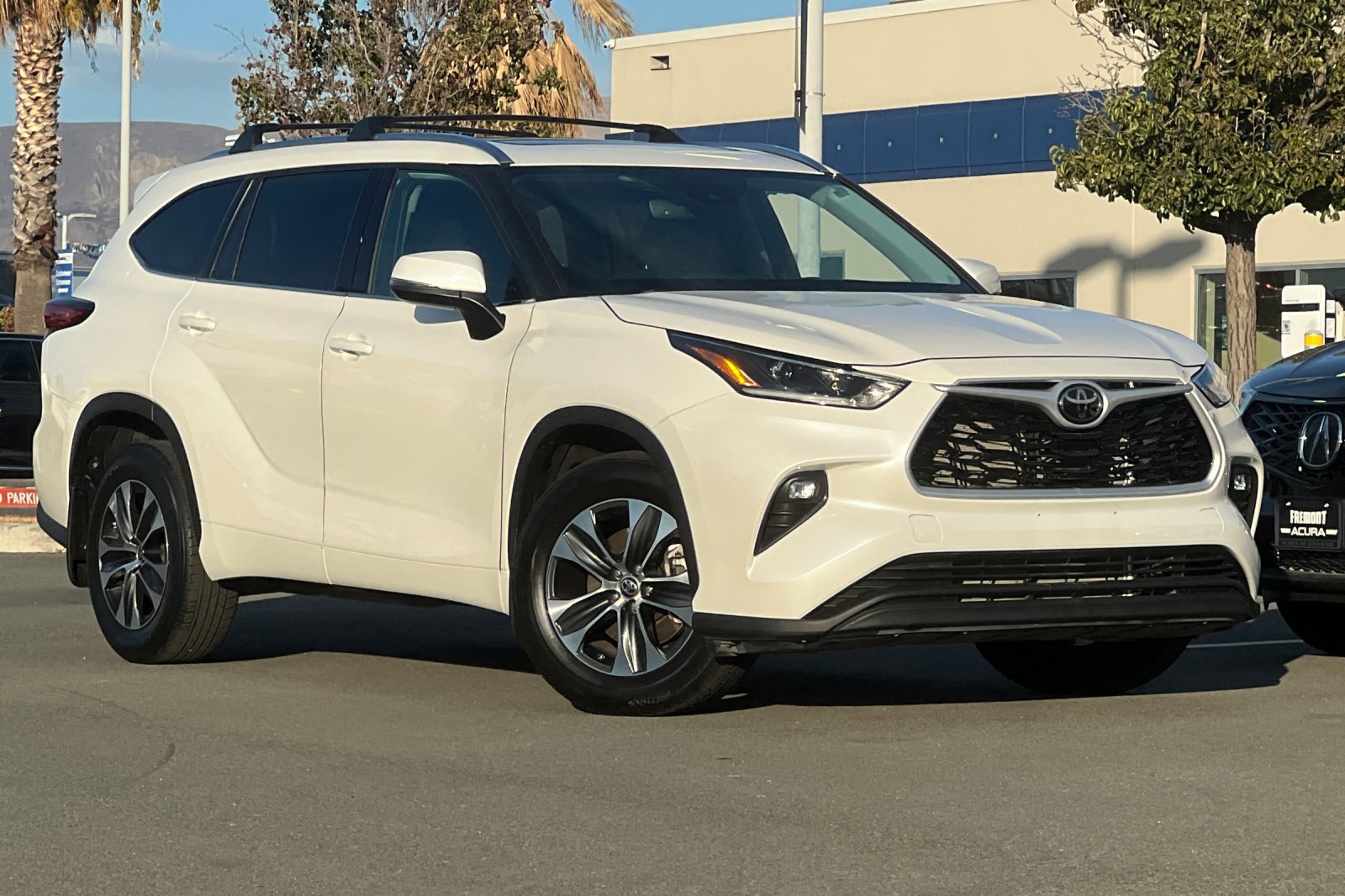 Used 2021 Toyota Highlander XLE FWD image 2