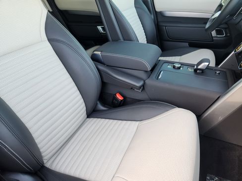 Used 2025 Land Rover Discovery Dynamic SE image 14