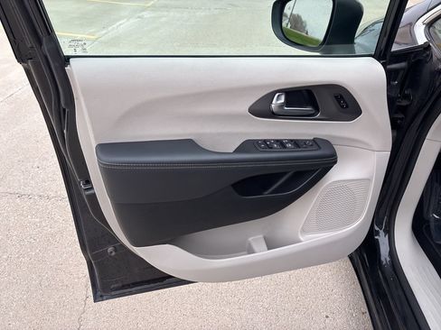 Used 2023 Chrysler Pacifica Touring-L FWD image 10