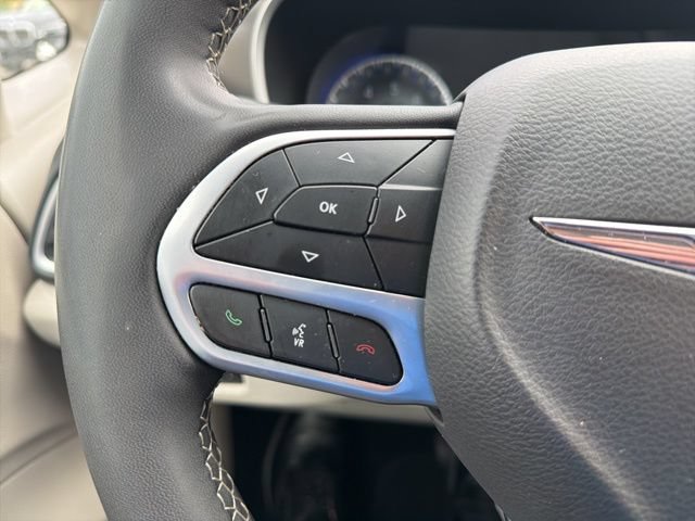 Used 2023 Chrysler Pacifica Touring-L FWD image 37