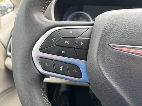 Used 2023 Chrysler Pacifica Touring-L FWD image 37