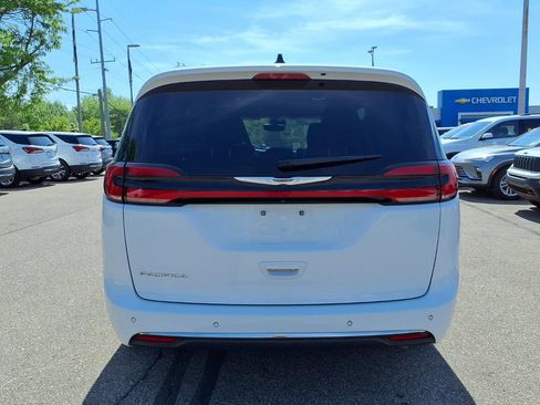 Used 2023 Chrysler Pacifica Touring-L FWD image 6