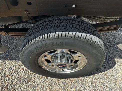 Used 2005 GMC Sierra 2500 SLT w/ Skid Plate Package image 37