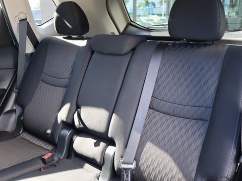 Used 2018 Nissan Rogue SV image 14