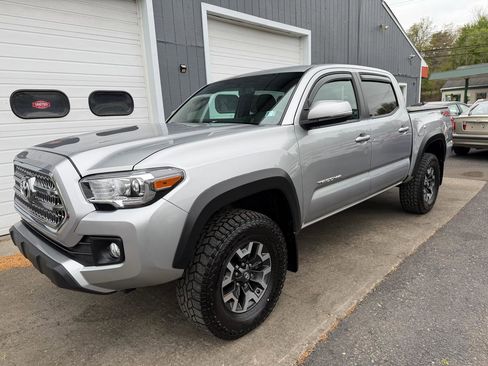 Used 2017 Toyota Tacoma TRD Off-Road w/ Tow Package (A/T) AWD/4WD image 1