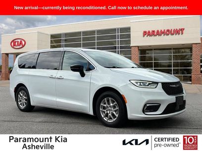 Used 2025 Chrysler Pacifica Select