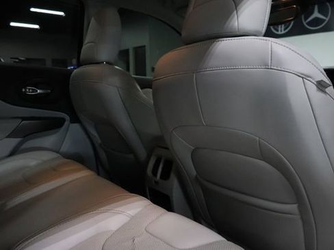 Used 2019 Jeep Cherokee Limited FWD image 23