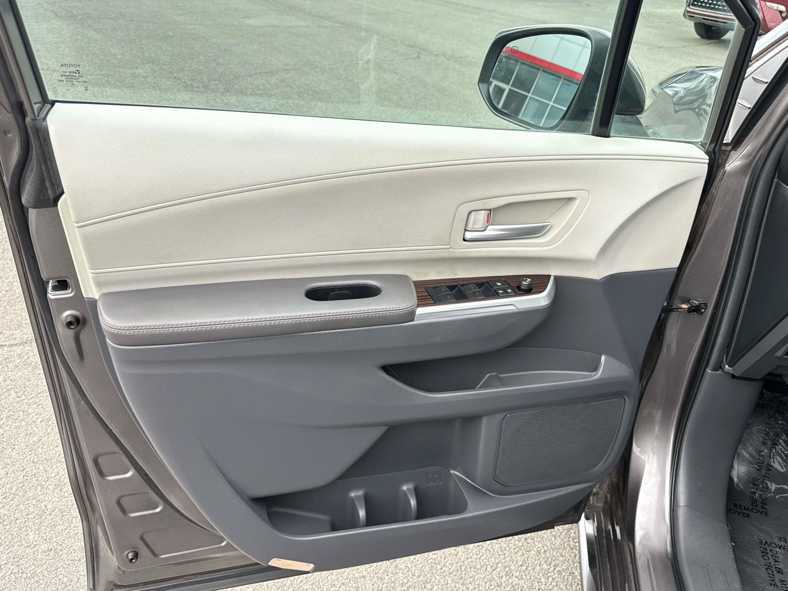 Used 2024 Toyota Sienna XLE FWD image 12