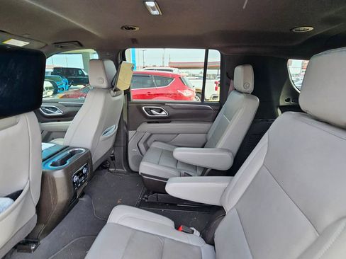 Used 2024 Chevrolet Suburban LT w/ Luxury Package image 18