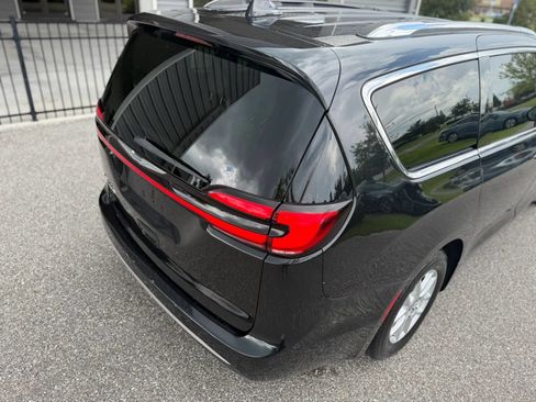 Used 2021 Chrysler Pacifica Touring-L FWD image 9