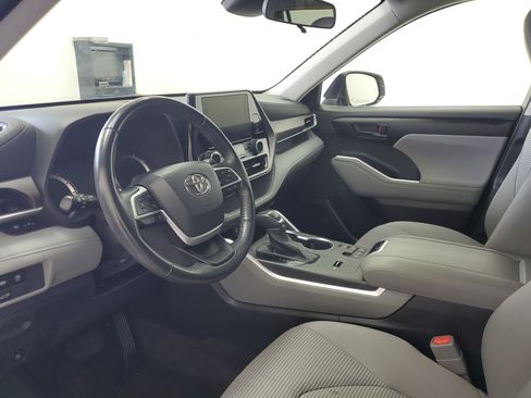 Used 2023 Toyota Highlander LE FWD image 18