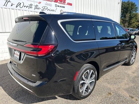 Used 2026 Chrysler Pacifica Pinnacle image 9